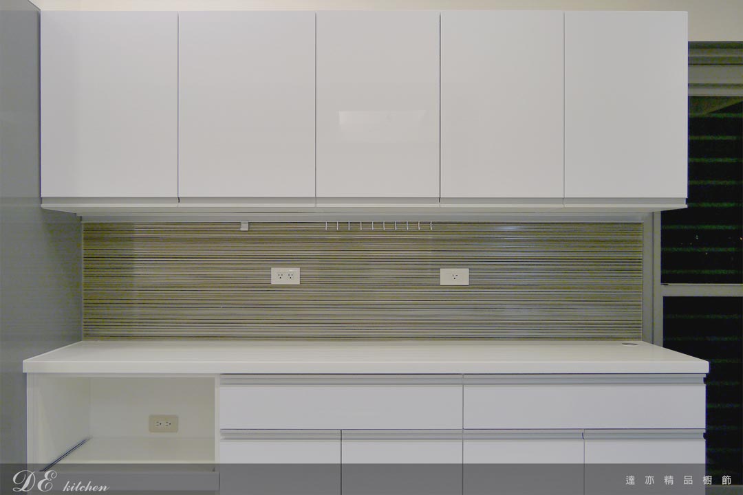 廚房設計｜現代風格｜檯面 人造石｜門板 結晶鋼烤：白